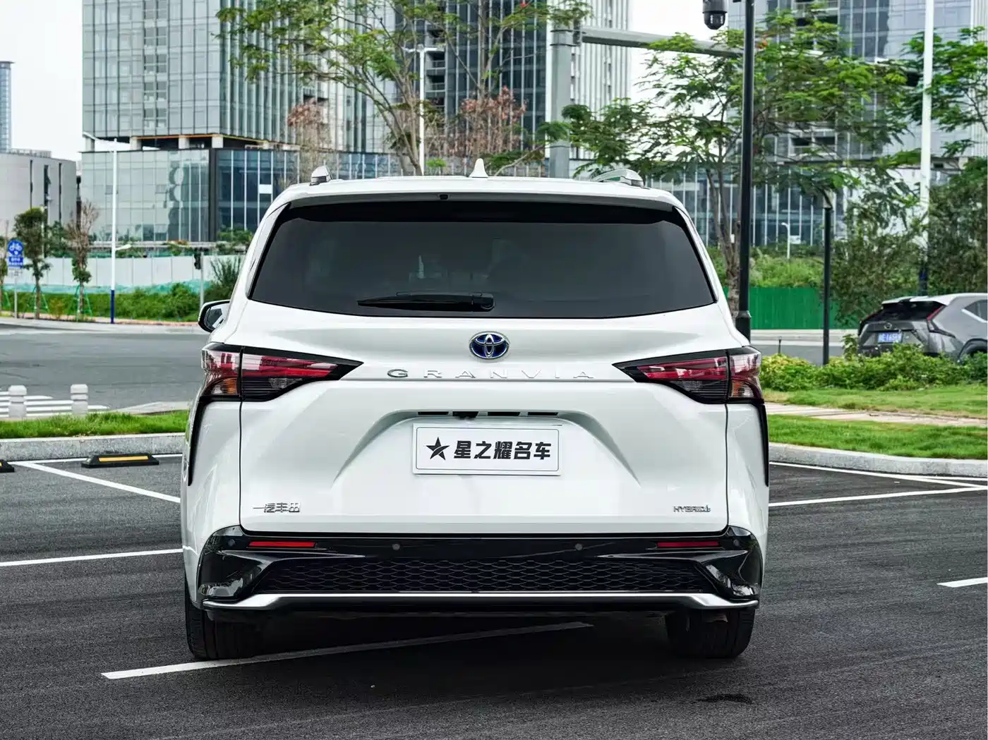 Toyota Granvia 2023 2.5L Hybrid Flagship VIP Edition фото 4