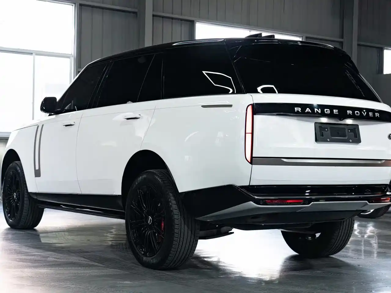 Land Rover Range Rover 2024 3.0 L6 400PS Golden Age Extended 7-Seater фото 7