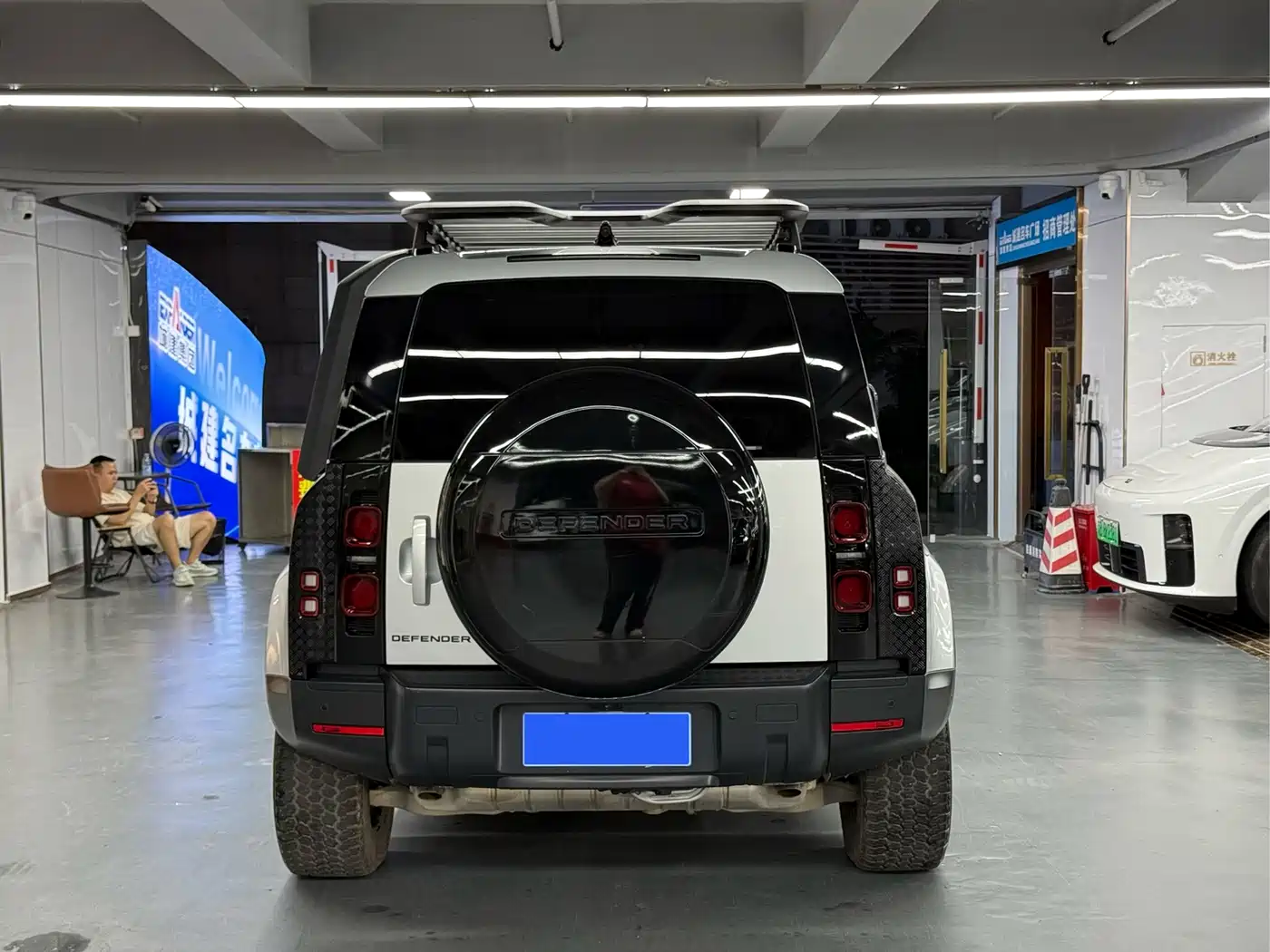 Photo 4 - Land Rover Defender