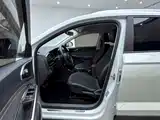 Photo 12 - Jetta VS5