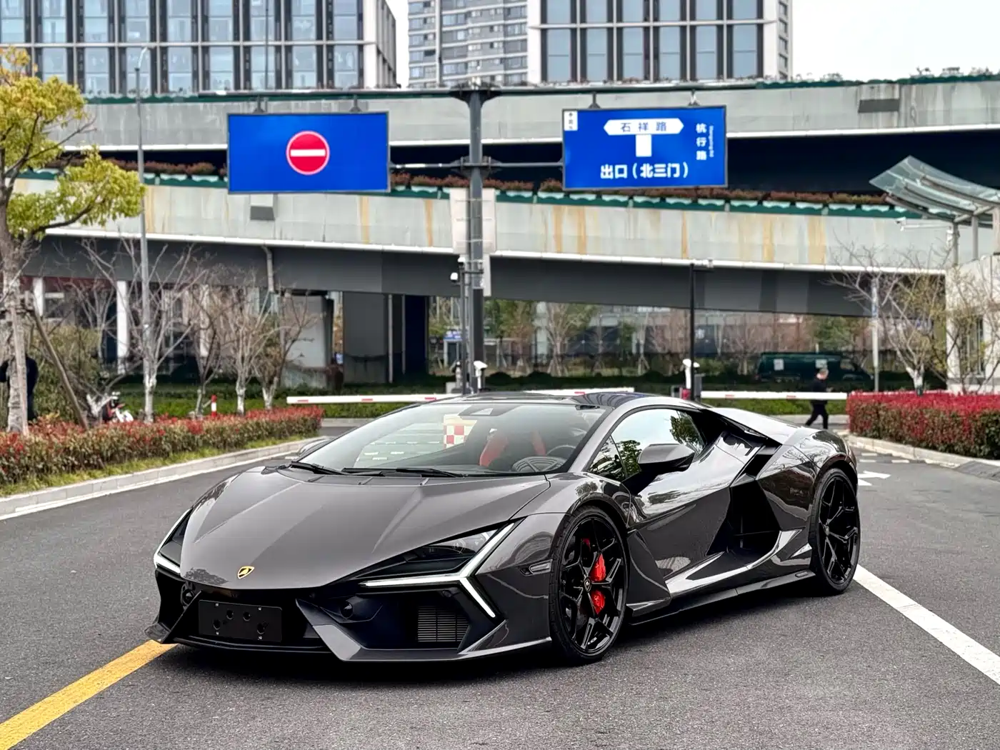LAMBORGHINI REVUELTO