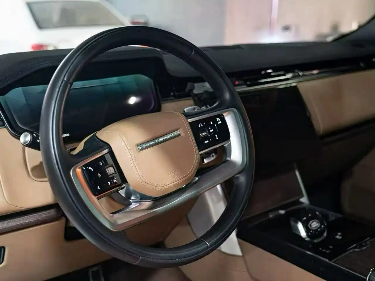 Land Rover Range Rover 2024 3.0 L6 400PS Golden Age Extended 7-Seater фото 4