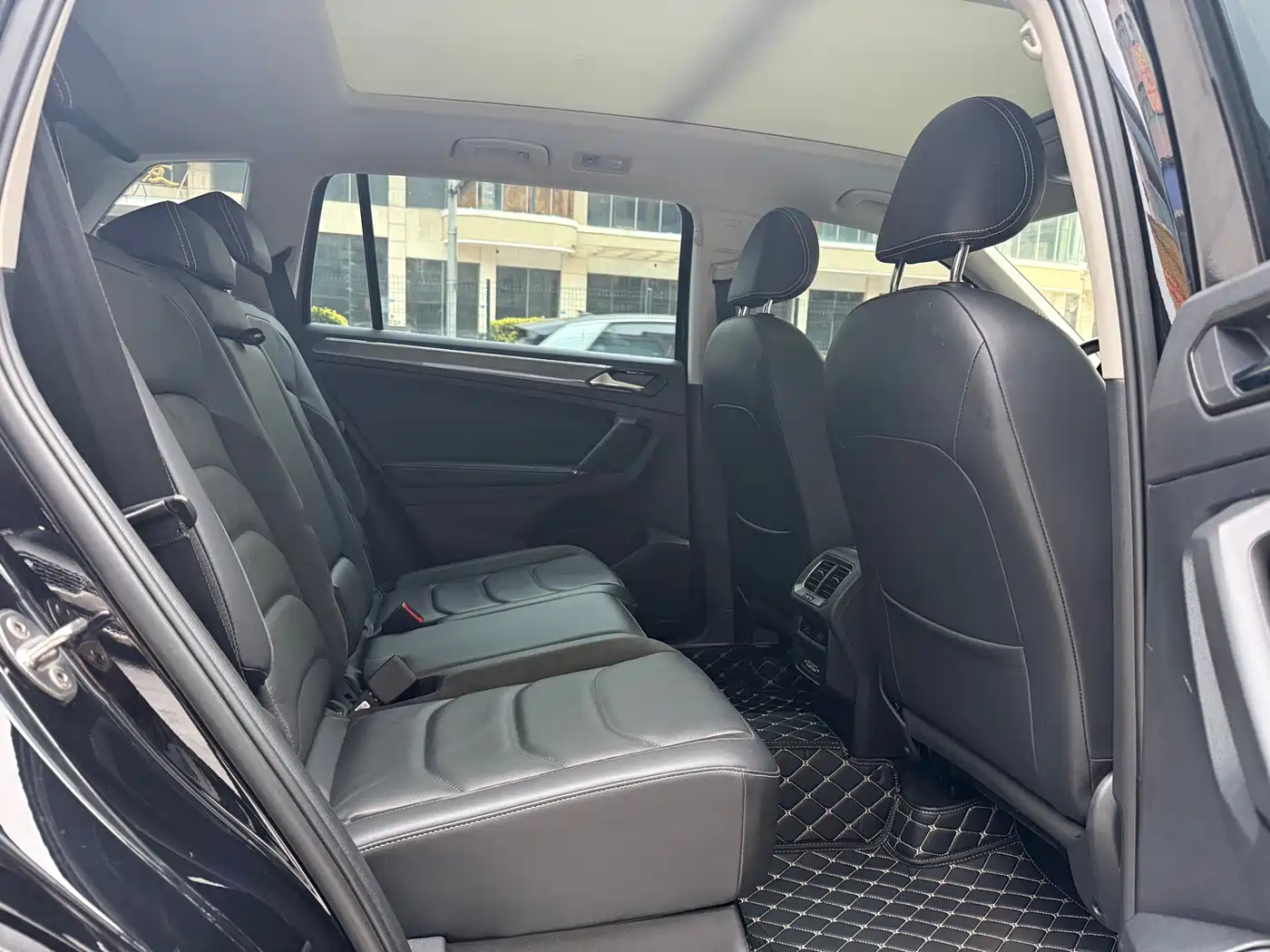Volkswagen Tiguan L 2021 330TSI Automatic 2WD R-Line Premium фото 8