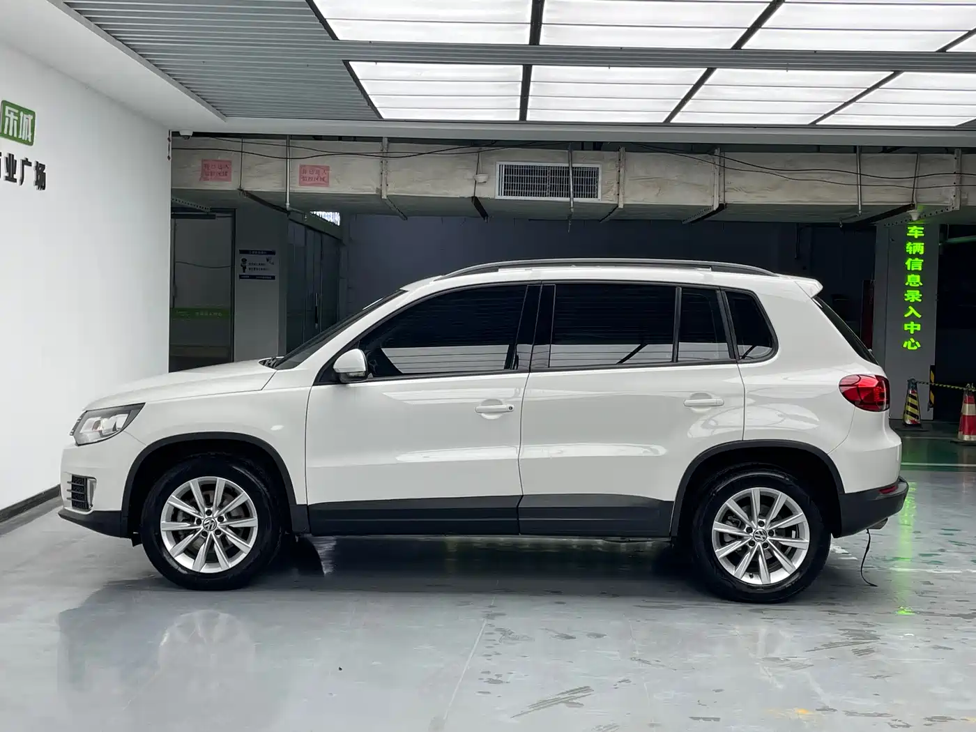 VOLKSWAGEN TIGUAN