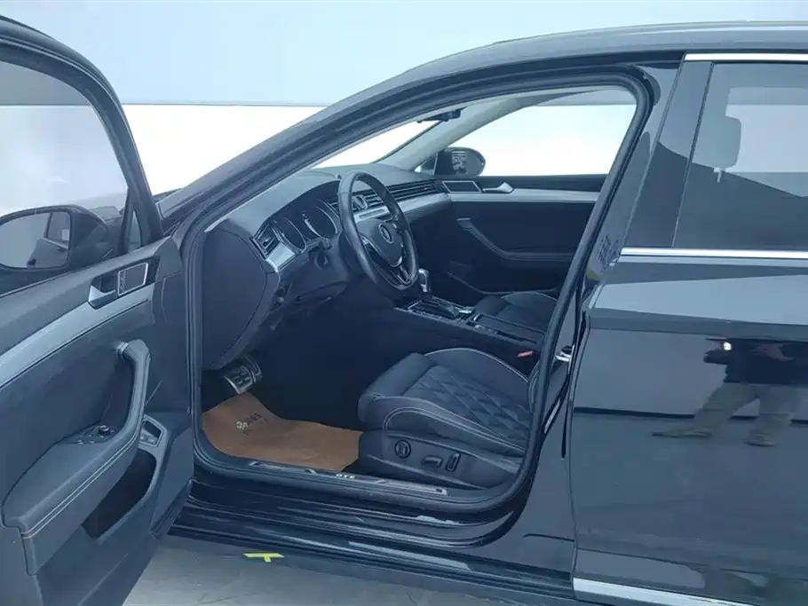 VOLKSWAGEN MAGOTAN GTE PLUG IN HYBRID