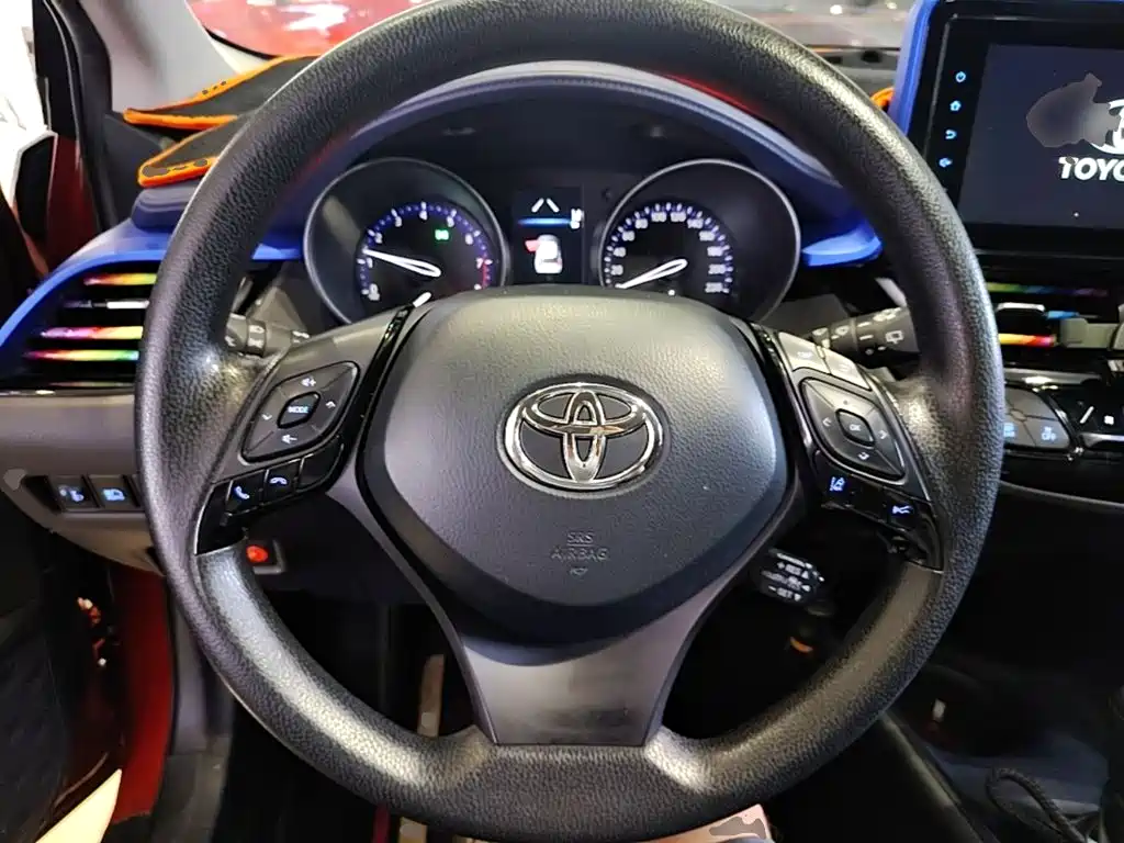 Фото 11 - Toyota C-HR