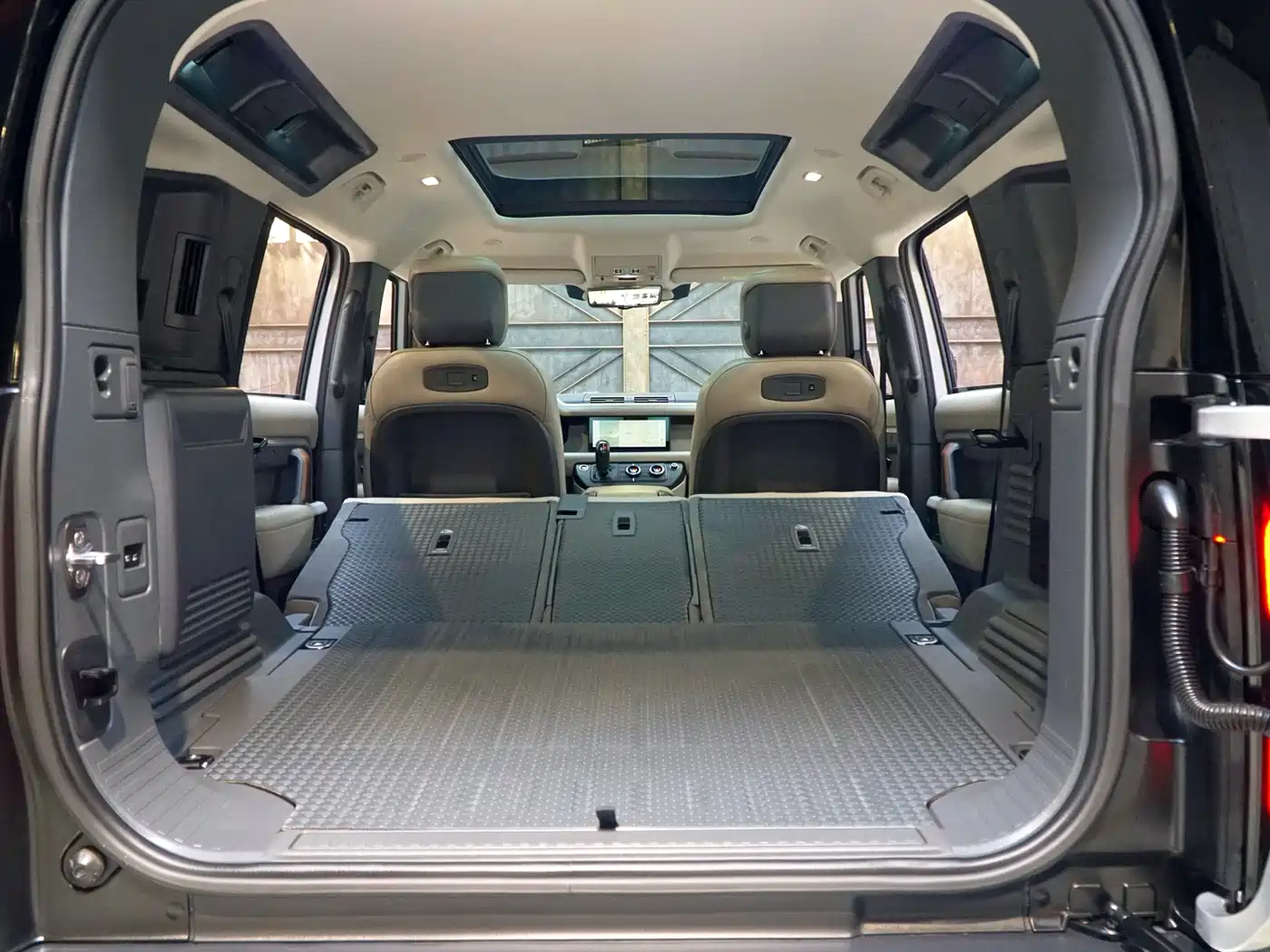 Land Rover Defender 2020 Model 110 P400 HSE фото 21
