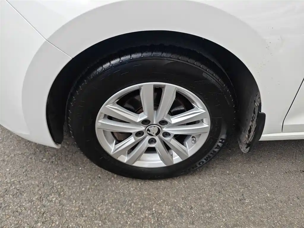 Škoda Rapid 2018 1.6L Manual Standard Edition фото 23