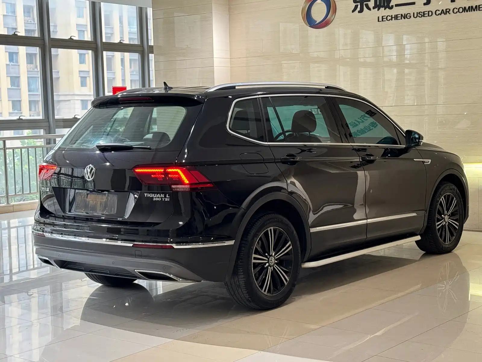 صورة 15 - Volkswagen Tiguan L