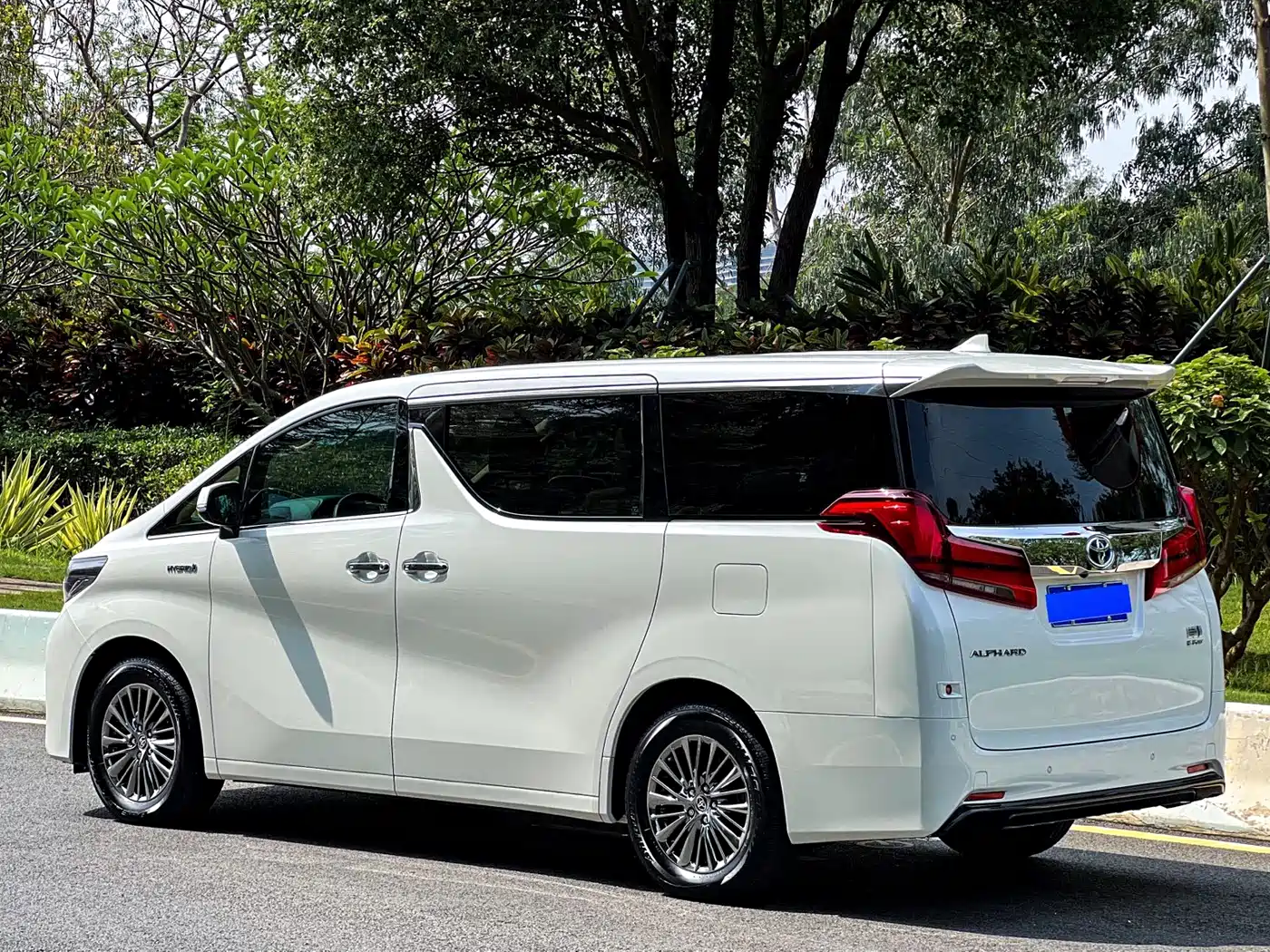 Toyota Alphard 2021 Hybrid 2.5L Luxury фото 17