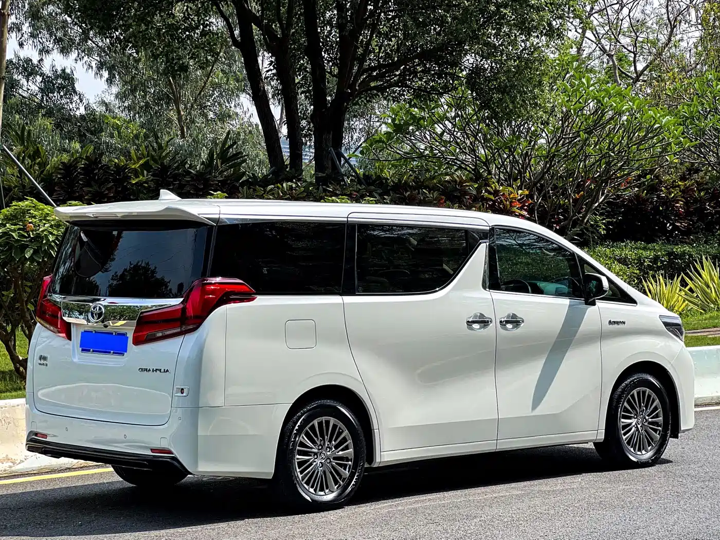 Toyota Alphard 2021 Hybrid 2.5L Luxury фото 19