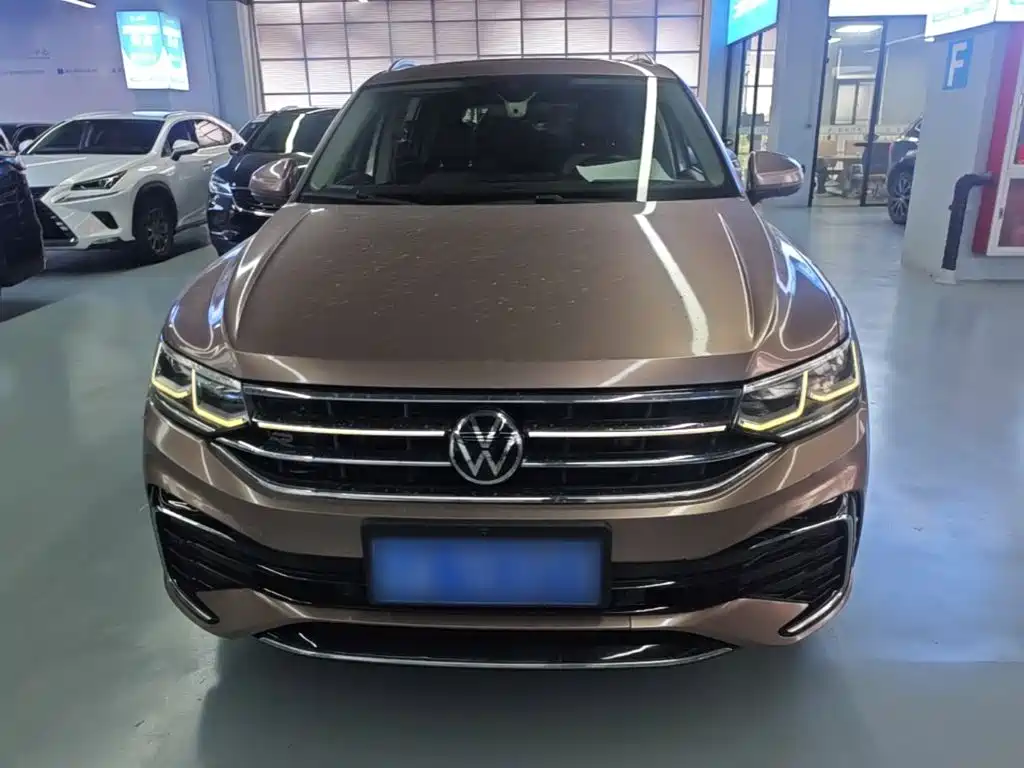 Photo 2 - Volkswagen Tiguan L