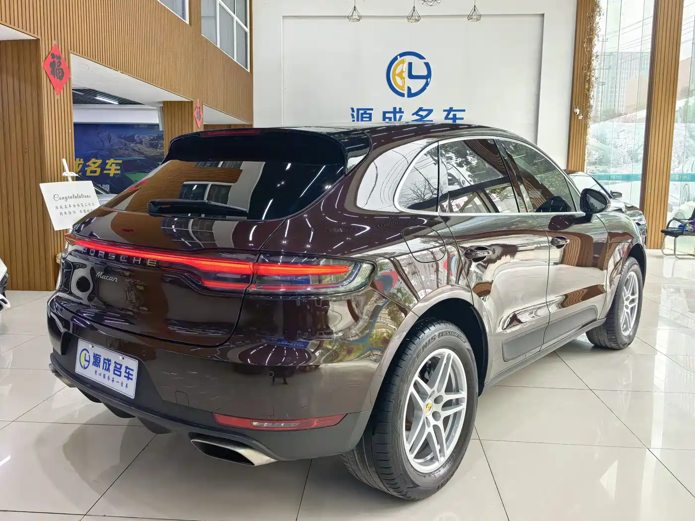 PORSCHE MACAN