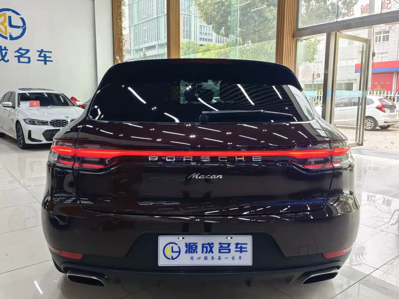 PORSCHE MACAN