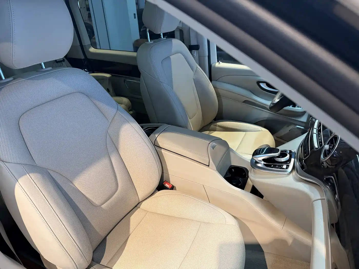 Mercedes-Benz V-Class 2017 Model V 260 L Premium Extended Edition фото 18