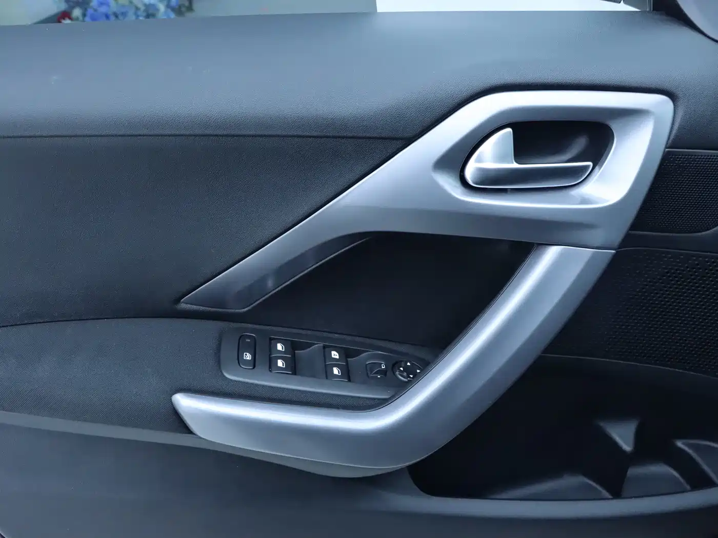 Peugeot 2008 2014 1.6L Automatic Fashion Edition фото 11