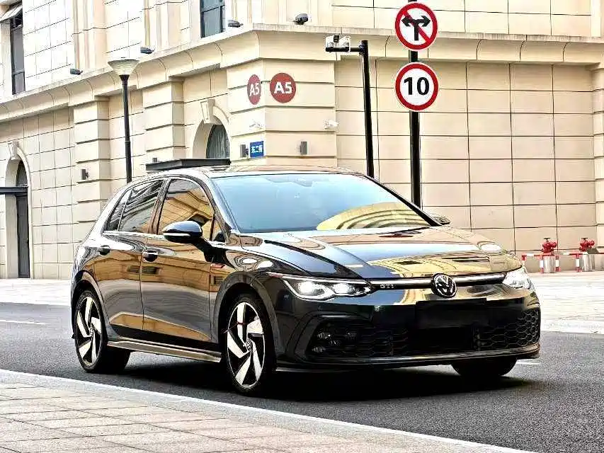 Фото 3 - Volkswagen Golf GTI