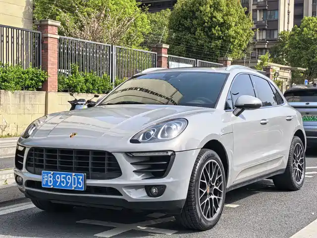 PORSCHE MACAN