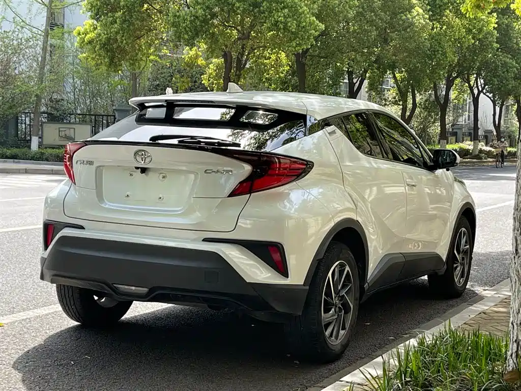 Toyota C-HR 2021 2.0L Luxury Edition фото 4