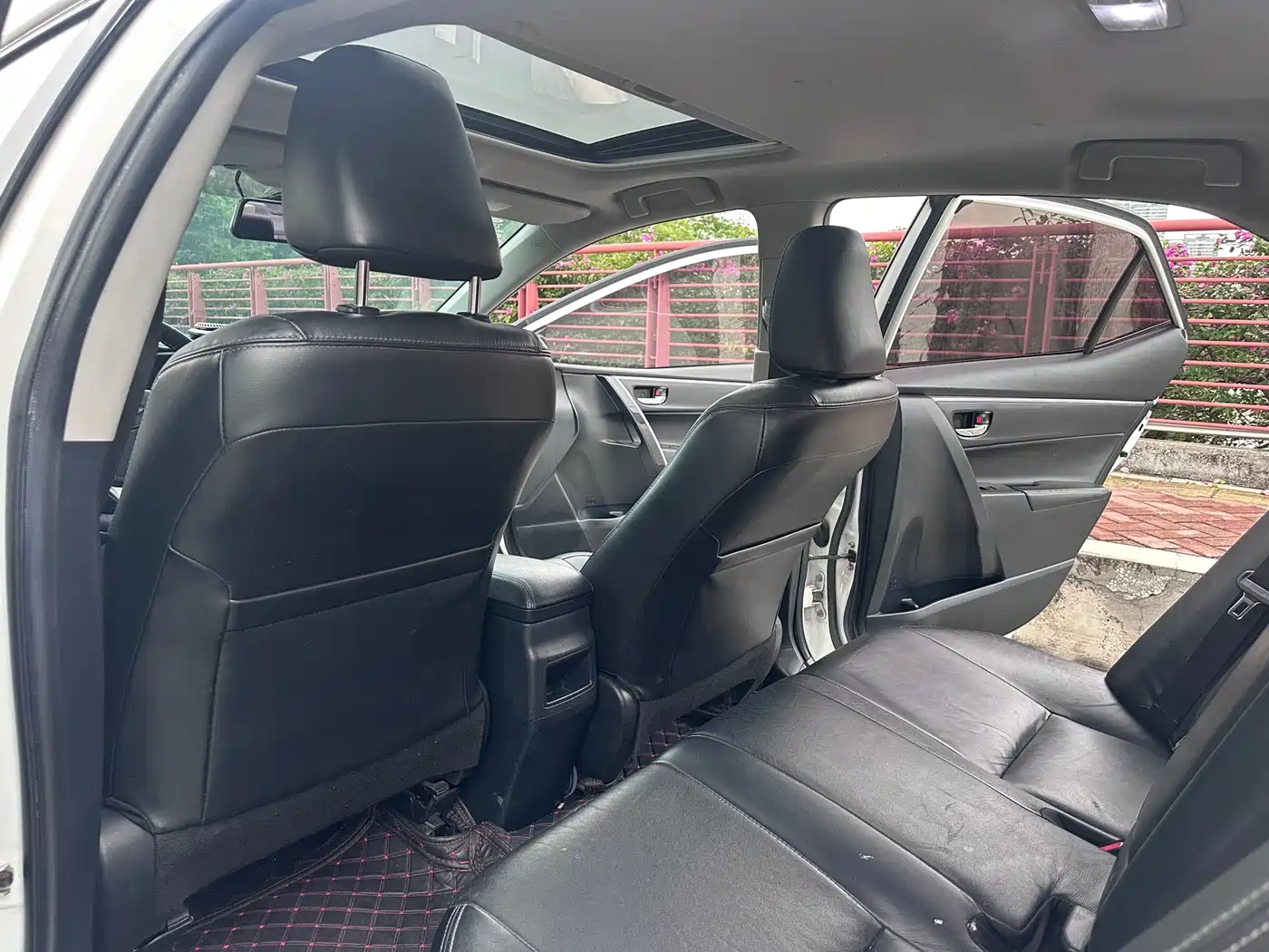 Toyota Corolla 2016 Dual Hybrid 1.8L E-CVT Elite Edition фото 7