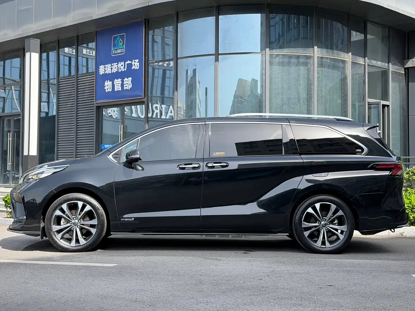 Toyota Granvia 2022 2.5L Hybrid Noble Edition фото 5