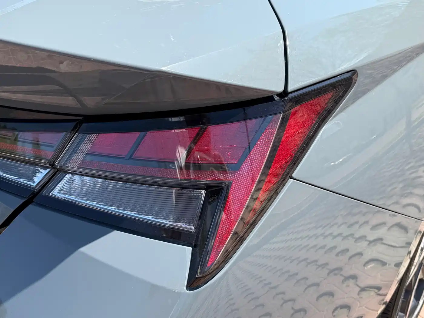 Hyundai Elantra 2022 1.5L CVT LUX Premium Edition фото 7
