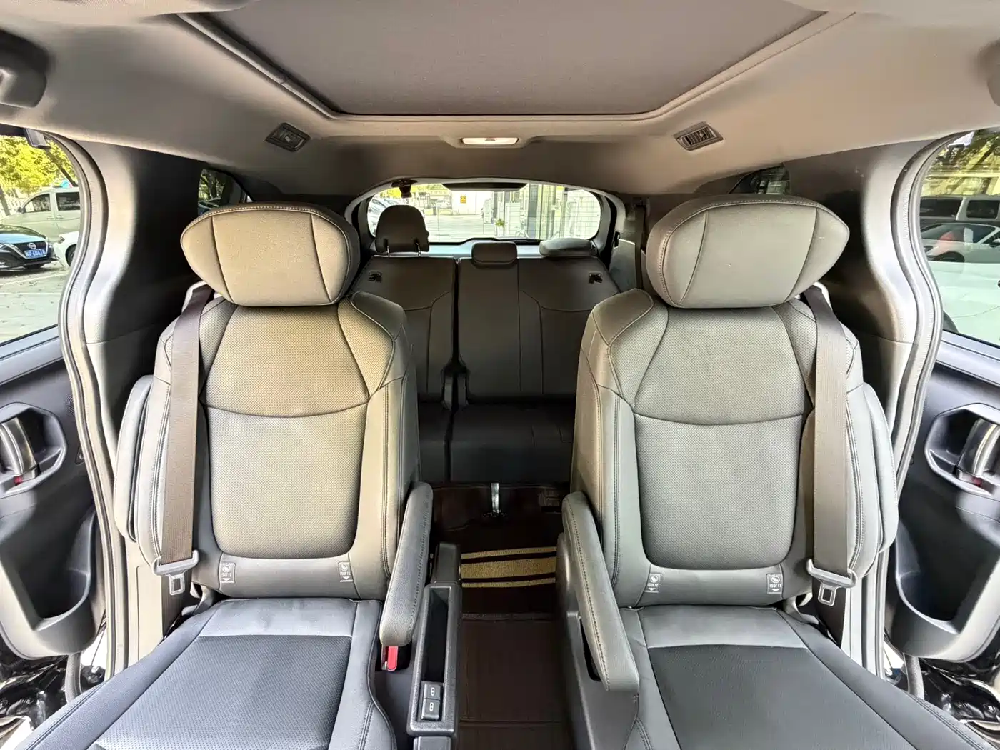 Toyota Granvia 2022 2.5L Hybrid Noble Edition фото 12