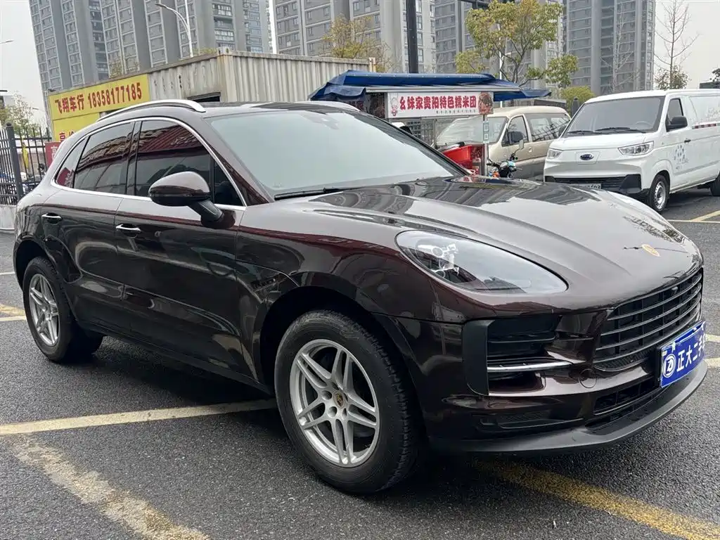 PORSCHE MACAN