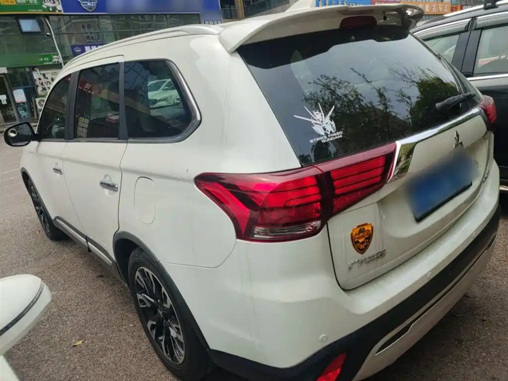 MITSUBISHI OUTLANDER