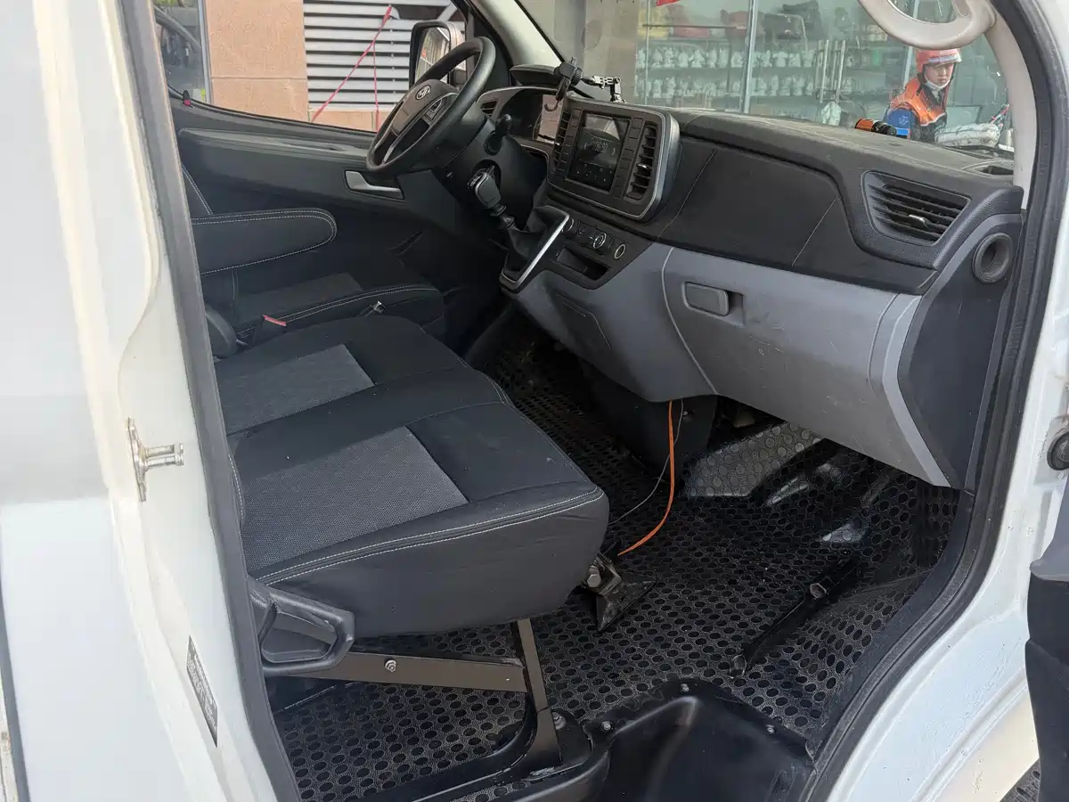 SAIC Maxus Xintu V80 2023 2.0T Manual Classic Aoyun Power Edition Long Wheelbase Medium Roof 6/7/8/9-Seater фото 4