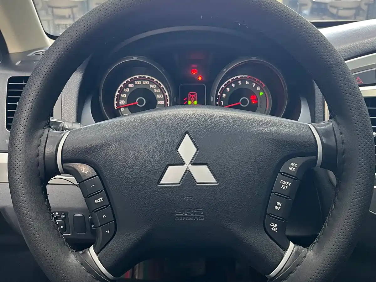 Mitsubishi Pajero (Import) 2016 3.0L Automatic Standard (China V) фото 14