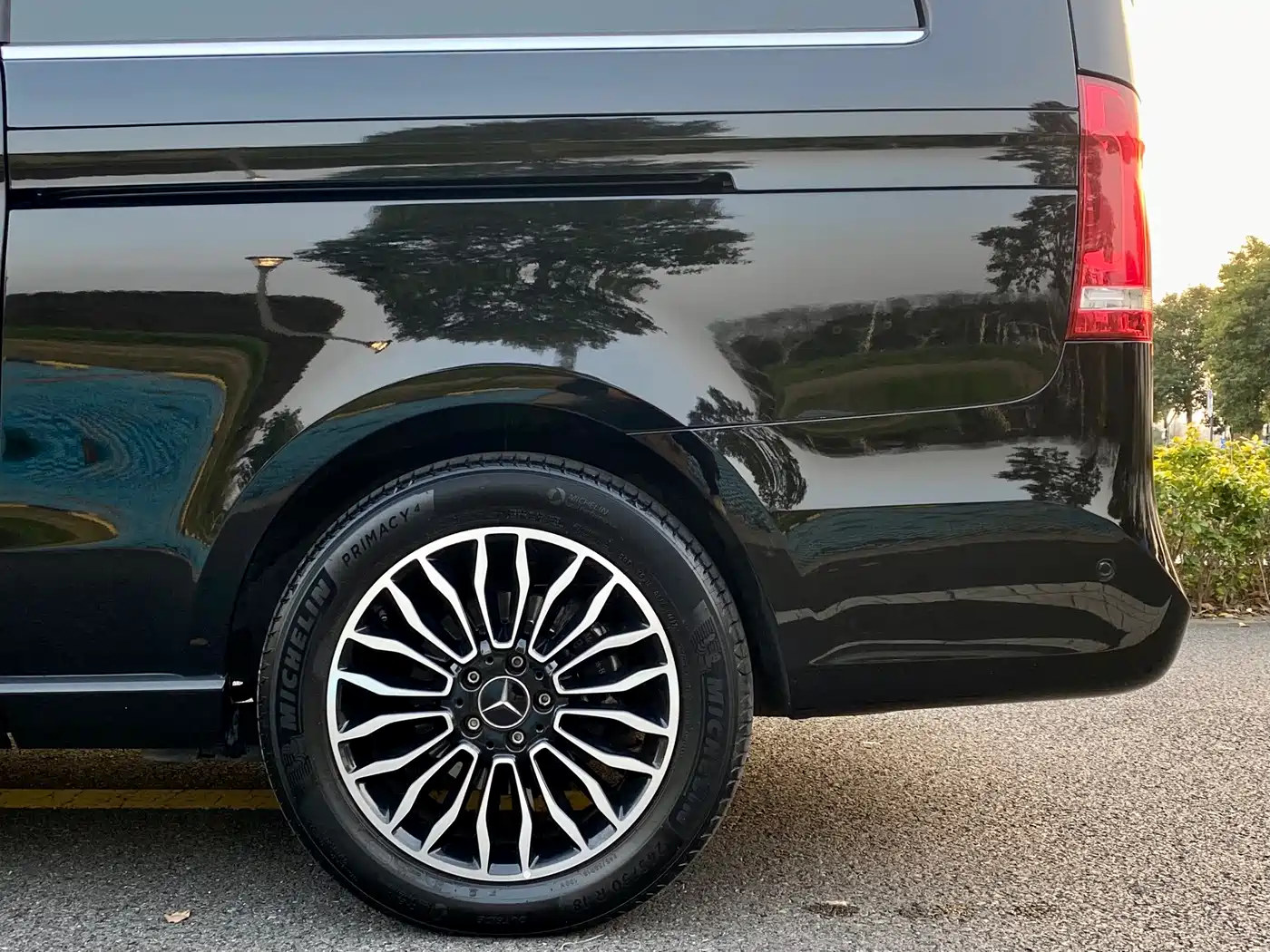 Mercedes-Benz V-Class 2017 Model V 260 L Premium Extended Edition фото 12