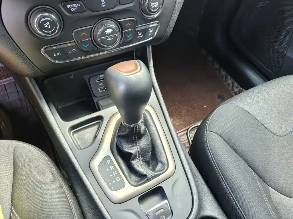 Фото 14 - Jeep Cherokee