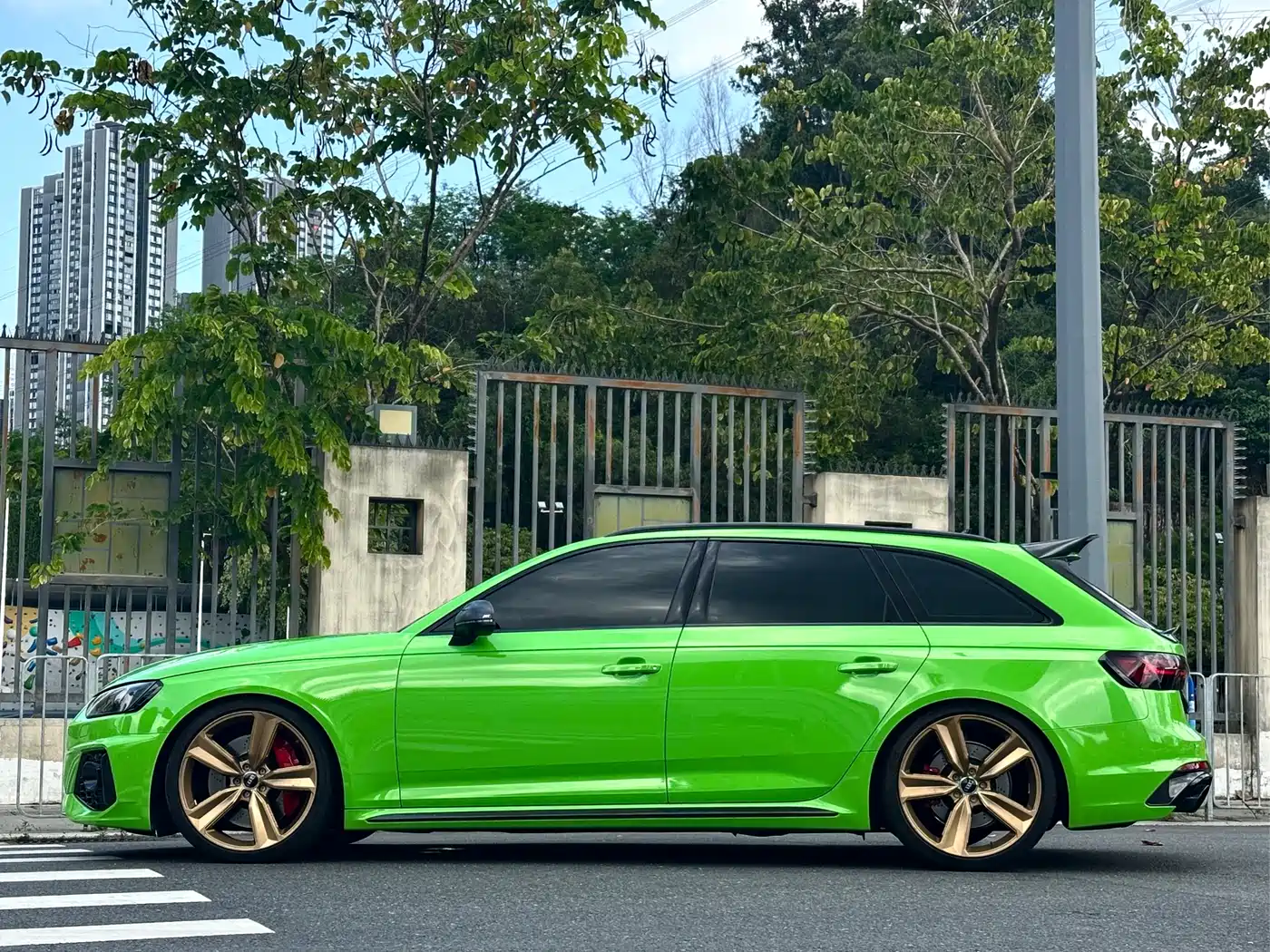 Audi RS 4 2023 Model RS4 Avant Dark Gold Edition фото 3