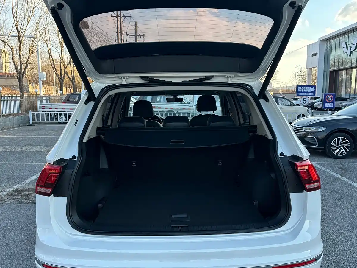 Volkswagen Tiguan L 2021 330TSI Automatic 2WD R-Line Premium фото 19