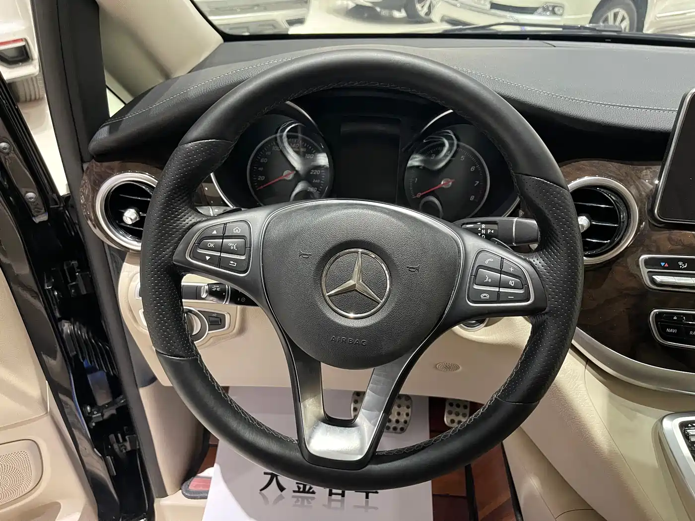 Mercedes-Benz V-Class 2018 V 260 L Premium Long Wheelbase Edition China VI фото 6