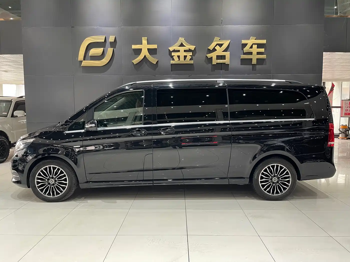 Mercedes-Benz V-Class 2018 V 260 L Premium Long Wheelbase Edition China VI фото 2