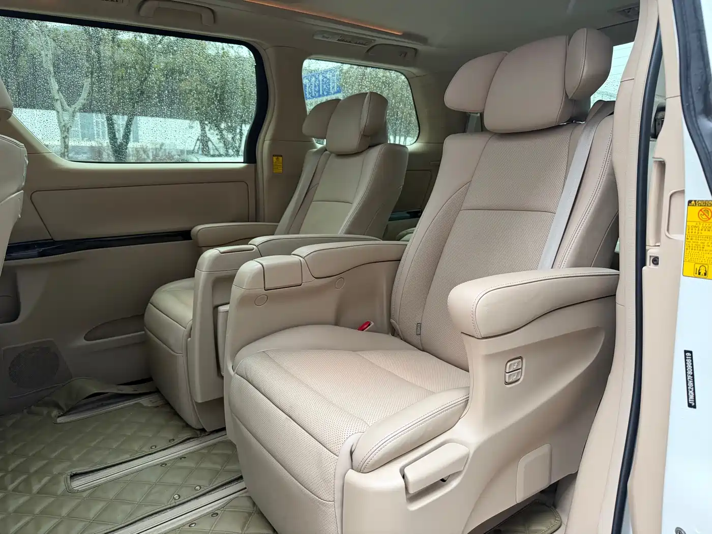 Toyota Alphard фото 5