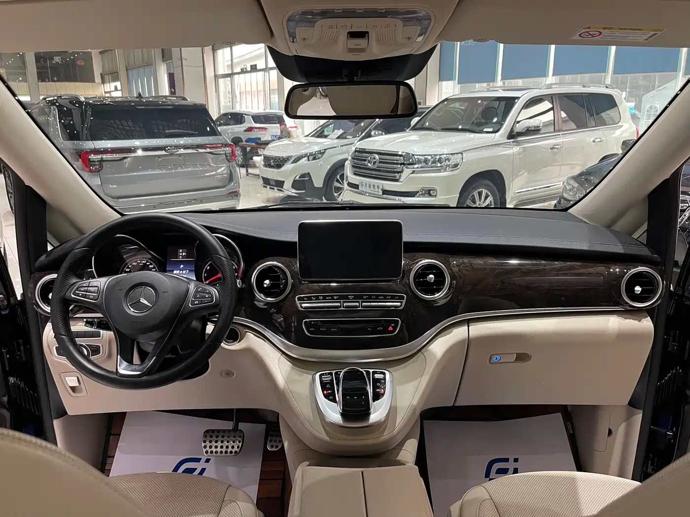 Mercedes-Benz V-Class 2018 V 260 L Premium Long Wheelbase Edition China VI фото 4