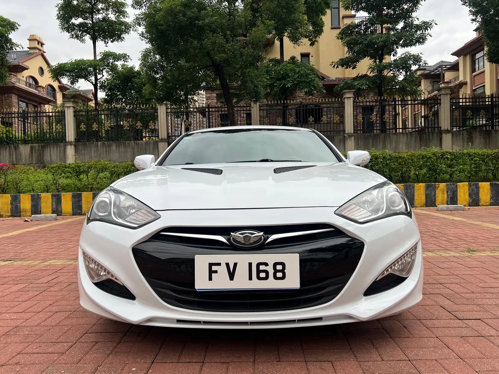 Фото 2 - Hyundai Genesis Coupe