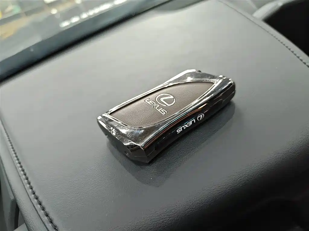 Lexus ES 2020 200 Excellence фото 14