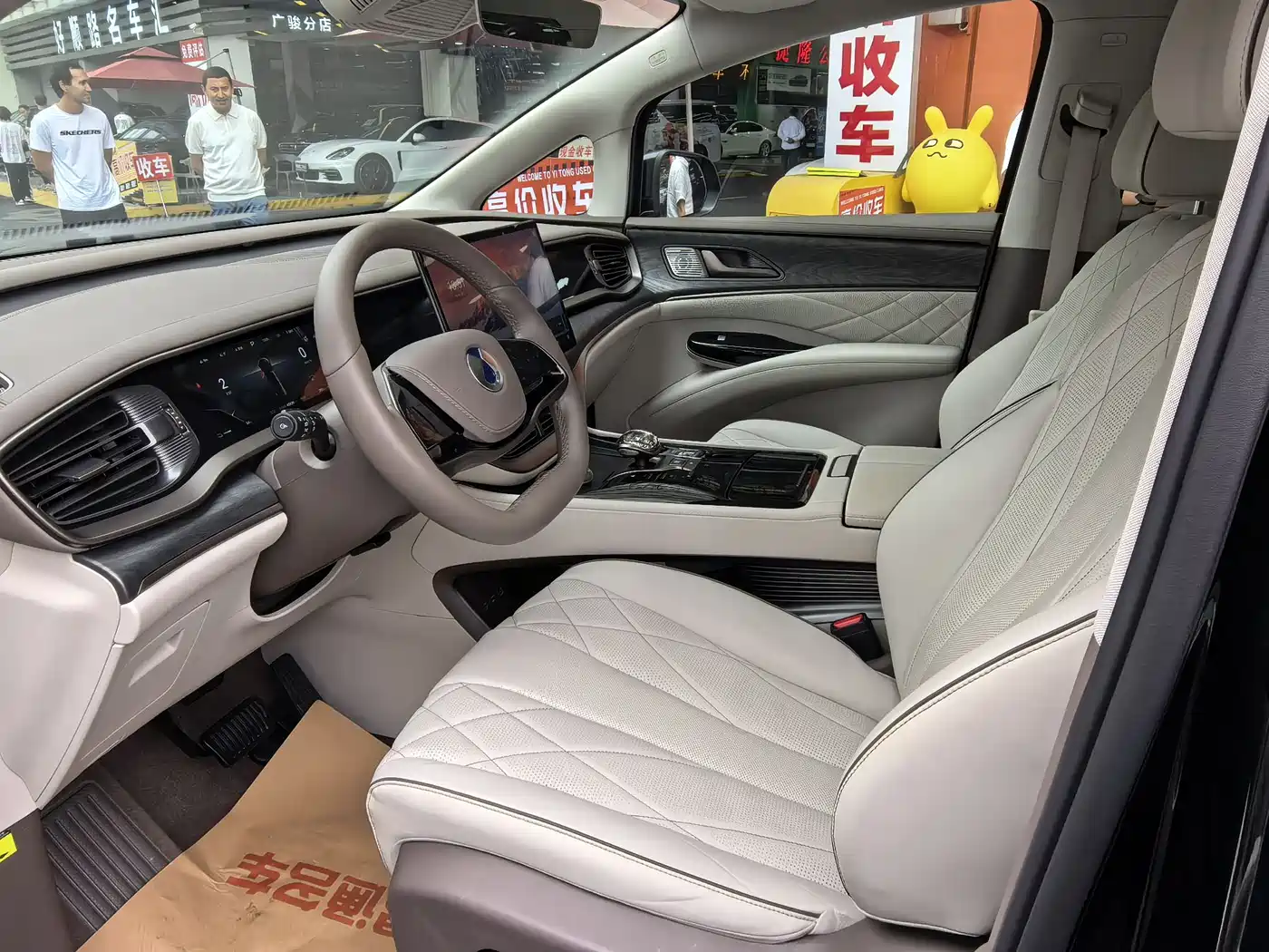 Denza D9 2022 DM-i 1040 Premium фото 10