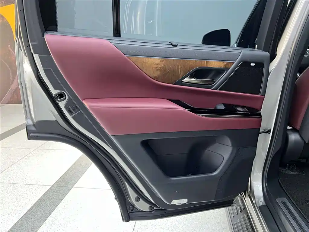 Lexus LX 2025 700h Boundary Edition фото 28