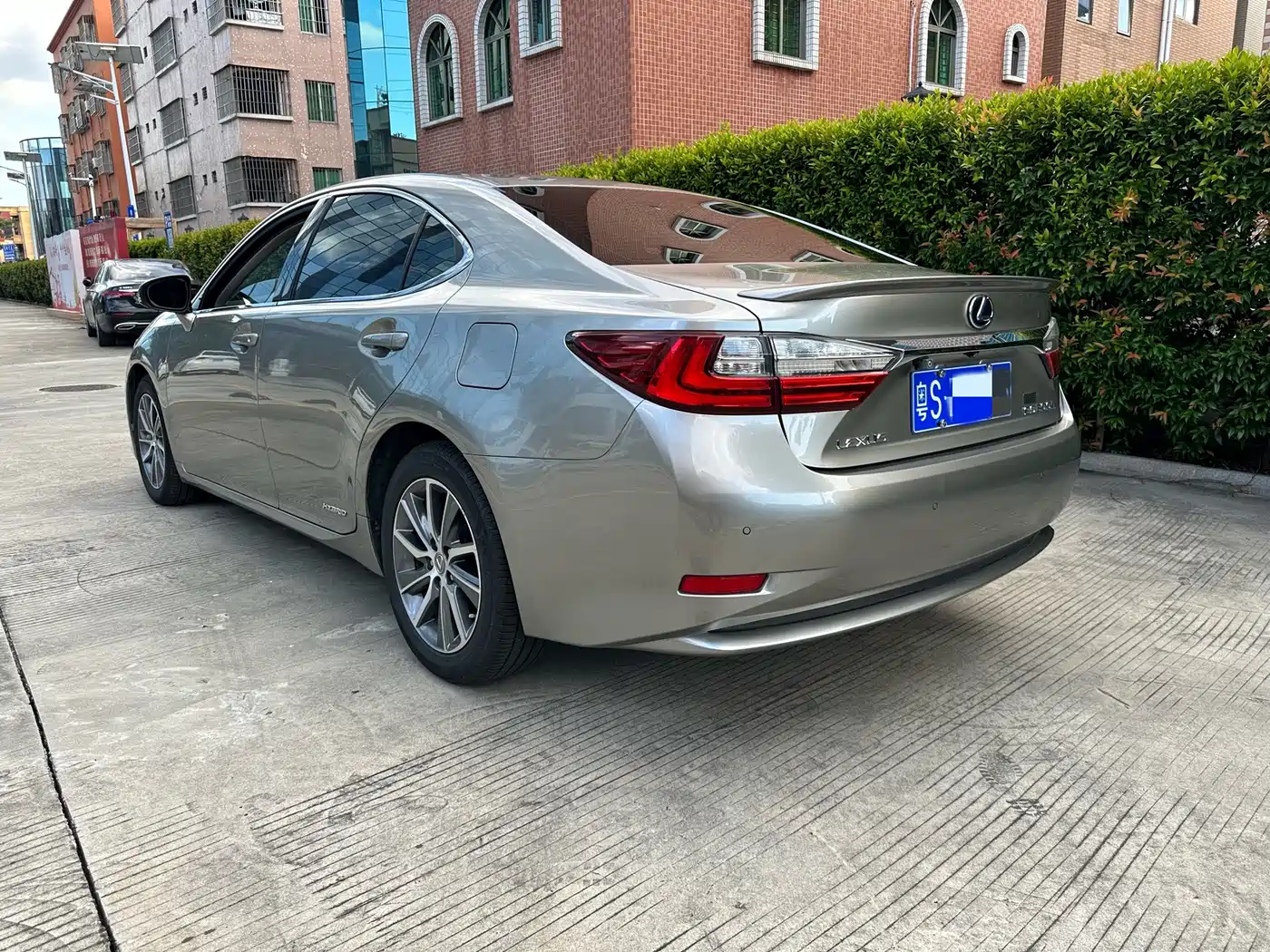 Photo 3 - Lexus ES