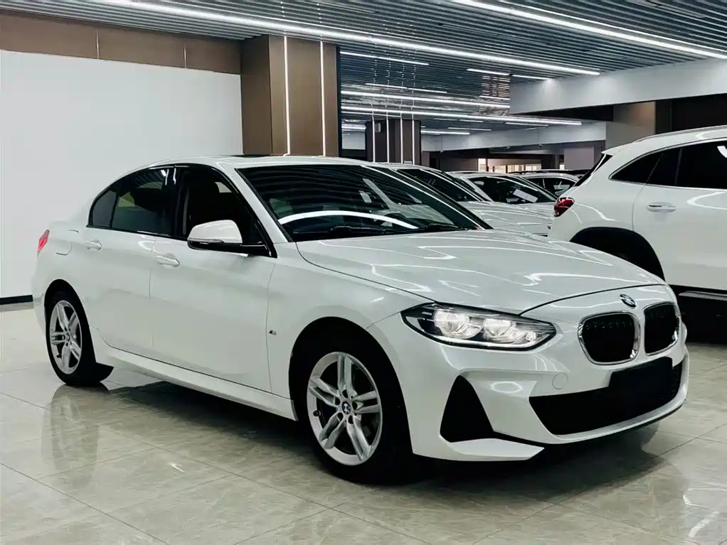 BMW 1 Series 2021 120i M Sport Shadow Edition фото 3