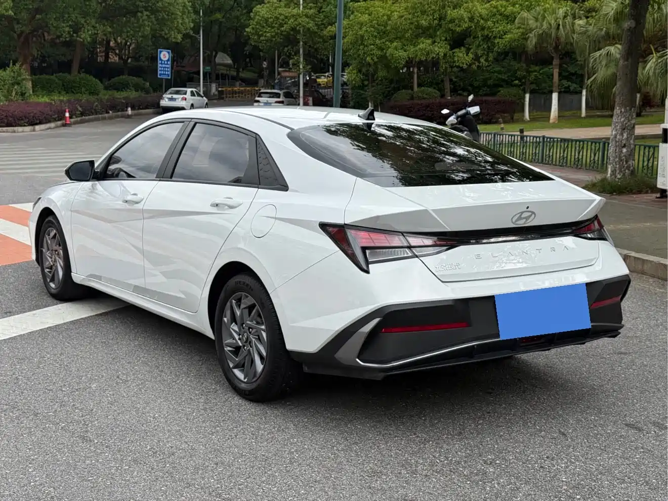 Hyundai Elantra 2023 1.5L CVT GLS Premium фото 6