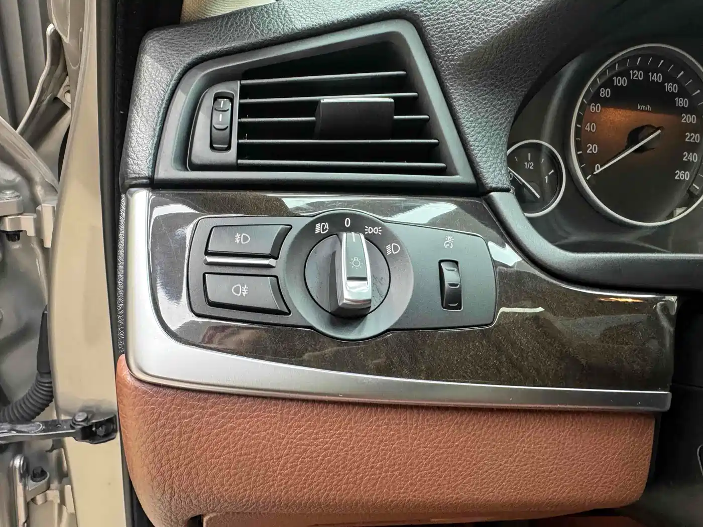 BMW 5 Series 2014 525Li Leading фото 16
