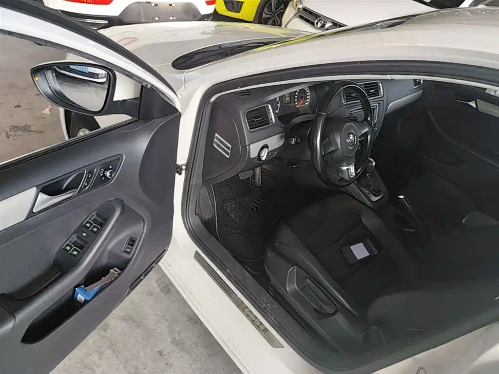 Volkswagen Sagitar 2014 Facelift 1.6L Automatic Comfort фото 16