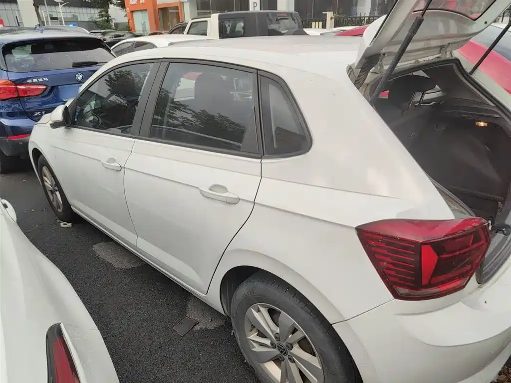 VOLKSWAGEN POLO