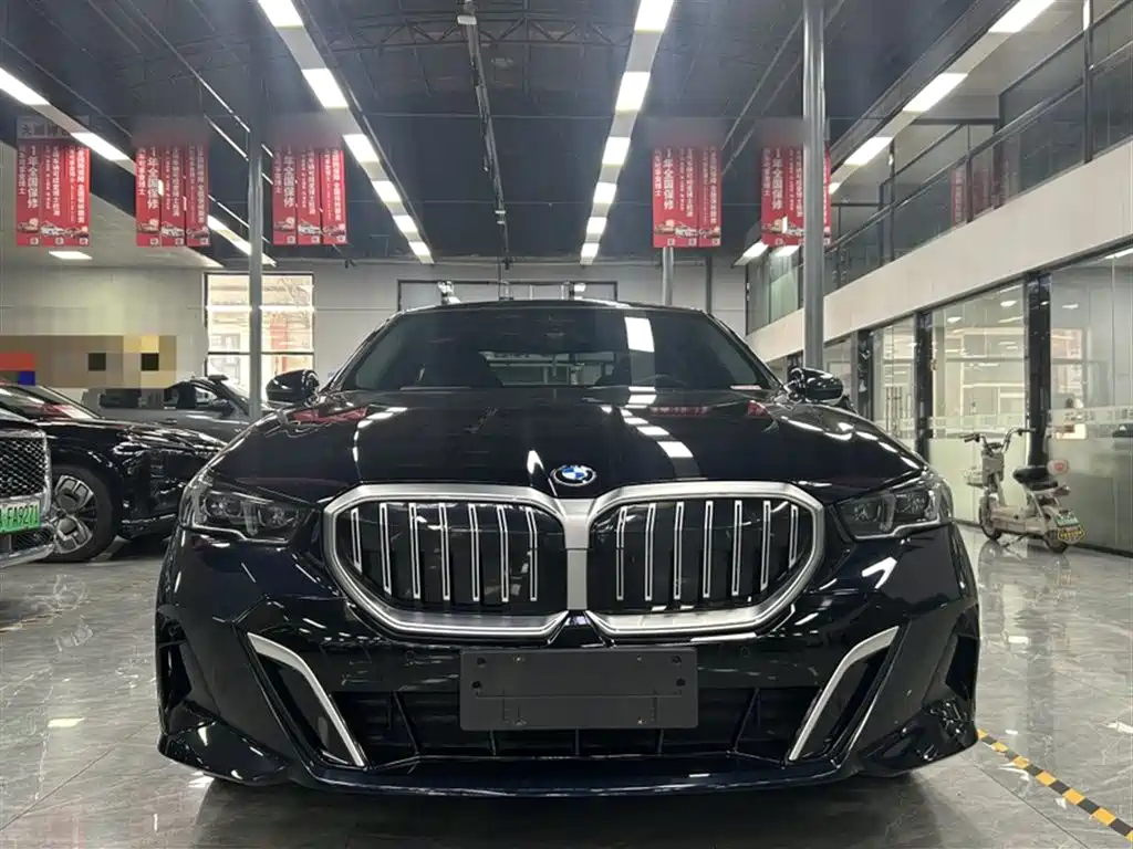 BMW 5 Series 2024 530Li Leading M Sport Package фото 10